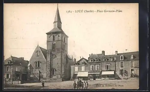 AK Loué, Place Germain-Pilon et église en arrière-plan