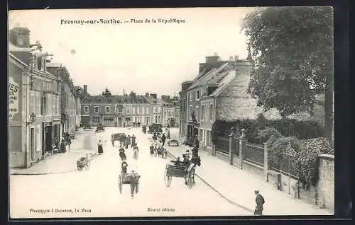 AK Fresnay-sur-Sarthe, Place de la République avec voitures à cheval et passants