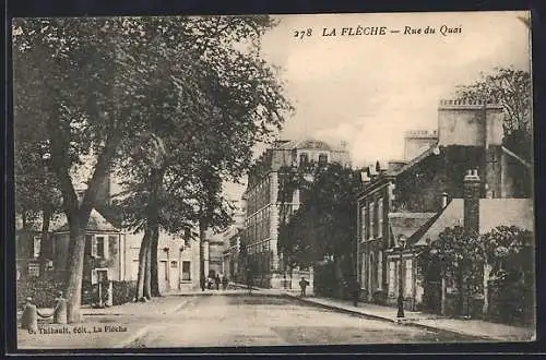 AK La Flèche, Vue de la Rue du Quai avec arbres et bâtiments historiques