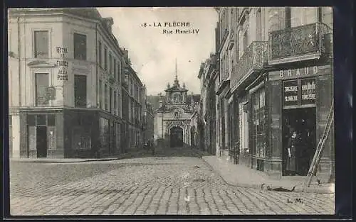 AK La Flèche, Rue Henri-IV avec boutiques et hôtel de la Poste