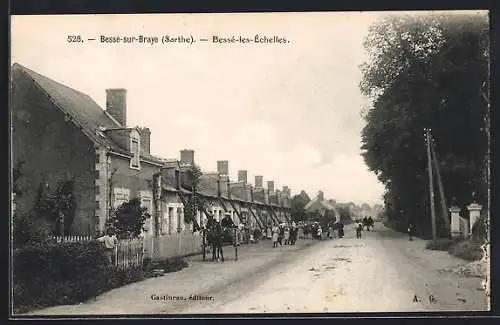 AK Bessé-sur-Braye, Vue de la rue et maisons bordées d`arbres