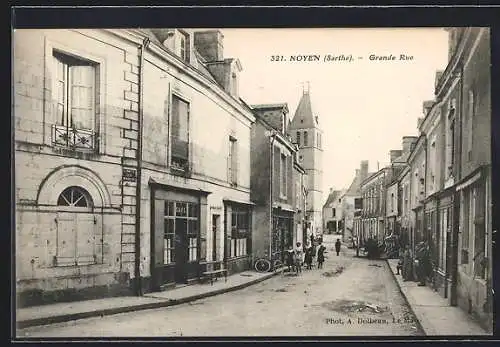 AK Noyen, Grande Rue animée avec passants et vélos