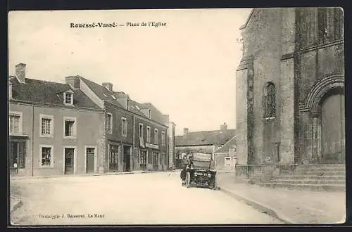 AK Rouessé-Vassé, Place de l`Église avec vue sur les bâtiments et une charrette devant l`église