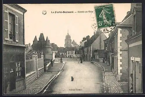 AK La Ferté-Bernard, Entrée en ville avec vue sur la rue pavée et bâtiments historiques