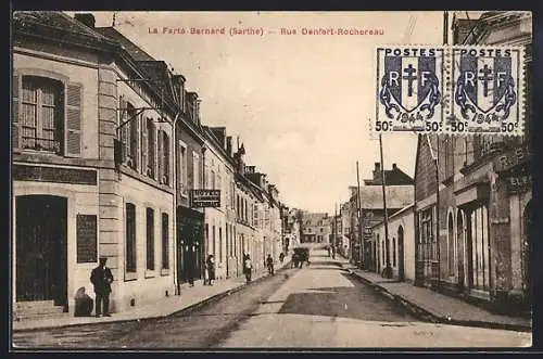 AK La Ferté-Bernard, Rue Denfert-Rochereau avec bâtiments et passants