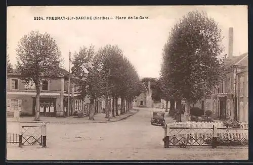 AK Fresnay-sur-Sarthe, Place de la Gare avec arbres alignés et voiture ancienne