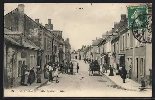 AK La Flèche, Animée rue Boierie avec passants et charrette