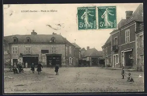 AK Luché, Place de l`Église animée avec villageois et bâtiments historiques