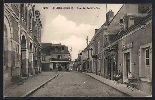 AK Le Lude, Rue du Commerce avec commerces et passants assis