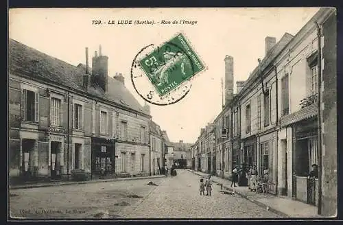 AK Le Lude, Rue de l`Image avec scène de rue animée