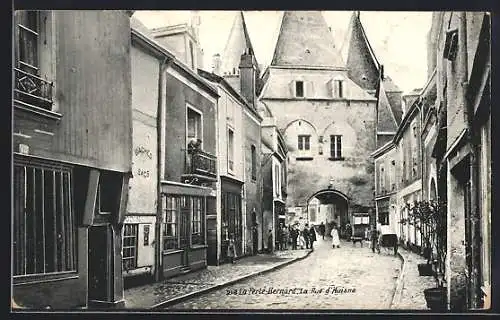 AK La Ferté-Bernard, La Rue d`Huisne et la porte fortifiée