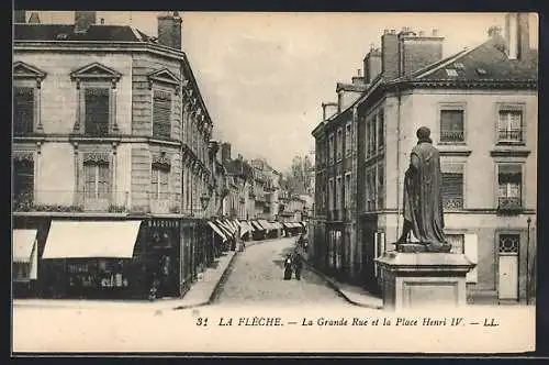 AK La Flèche, La Grande Rue et la Place Henri IV