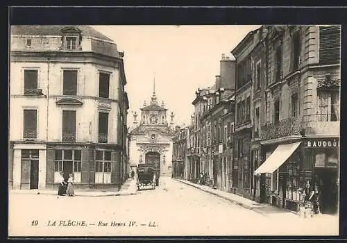 AK La Flèche, Rue Henri IV avec boutiques et calèche