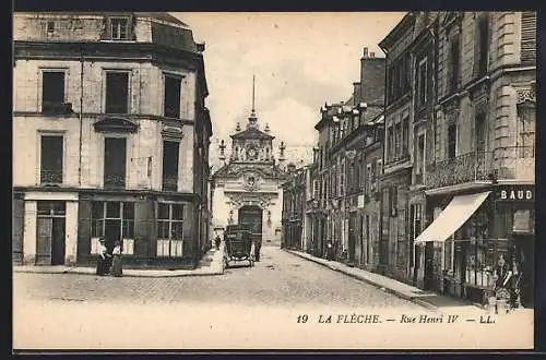 AK La Flèche, Rue Henri IV avec calèche et facades historiques