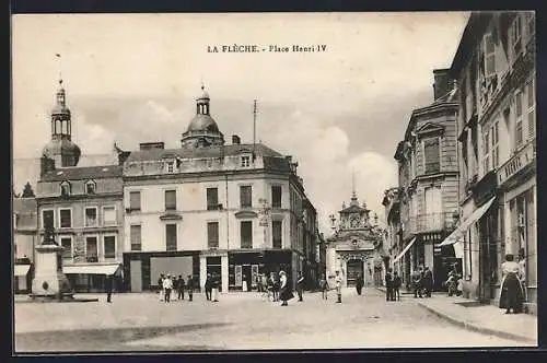 AK La Flèche, Place Henri-IV animée avec bâtiments historiques et passants