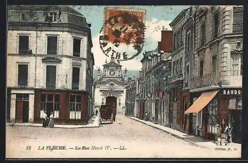 AK La Flèche, La Rue Henri IV avec ses bâtiments historiques
