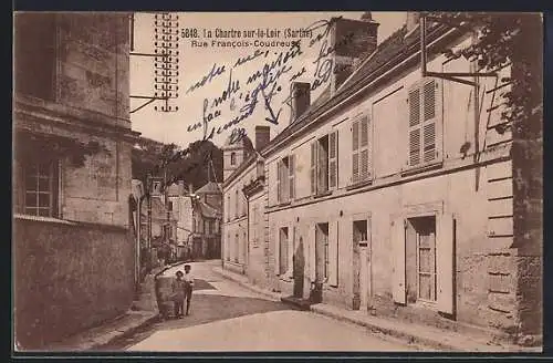 AK La Chartre-sur-le-Loir, Rue Francois-Coudreux avec passants