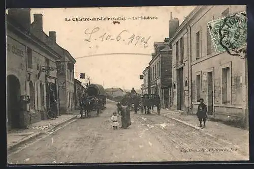 AK La Chartre-sur-le-Loir, La Maladrerie avec scène de rue animée