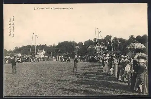 AK La Chartre-sur-le-Loir, Courses avec spectateurs sur le terrain