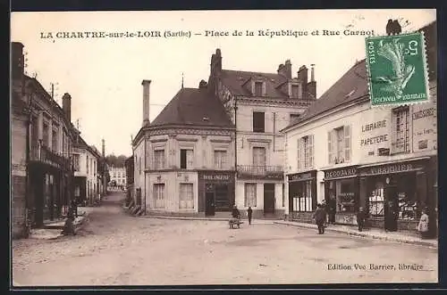 AK La Chartre-sur-le-Loir, Place de la République et Rue Carnot