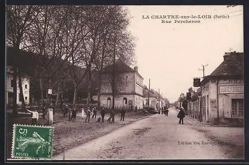 AK La Chartre-sur-le-Loir, Rue Percheron avec passants et arbres bordant la rue