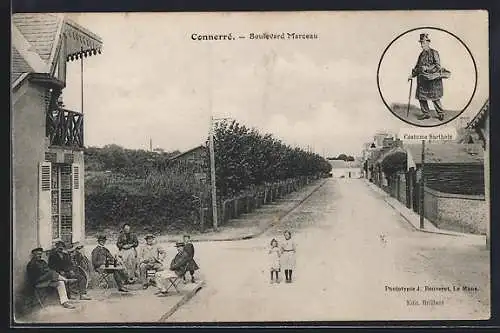 AK Connerré, Boulevard Marceau avec habitants et vignette de Costumes Sarthois