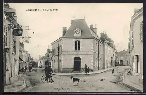 AK Connerré, Hôtel de Ville et rue animée avec cycliste et chien