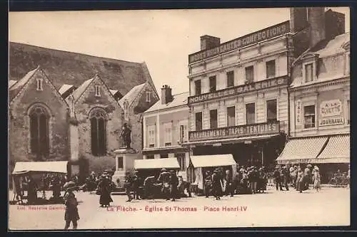 AK La Flèche, Église St-Thomas et Place Henri IV animée