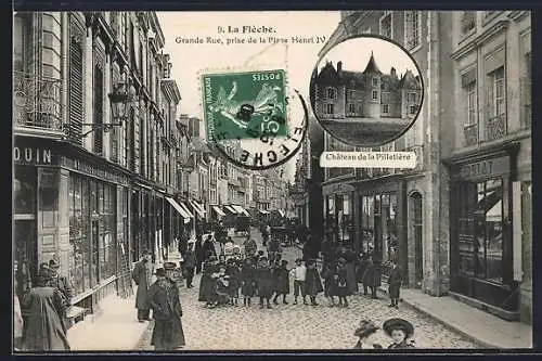 AK La Flèche, Grande Rue depuis la place Henri IV avec Château de la Pilletière