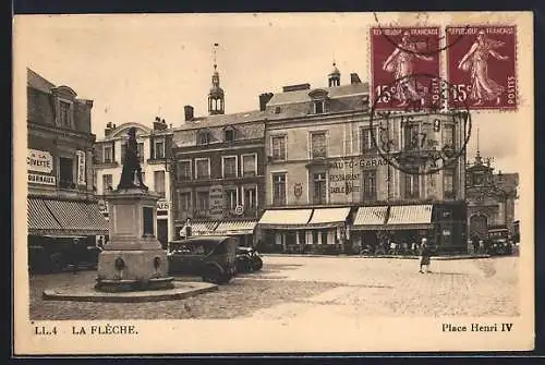 AK La Flèche, Place Henri IV avec fontaine et bâtiments historiques