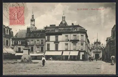 AK La Flèche, Place Henri IV avec bâtiments historiques et statue centrale