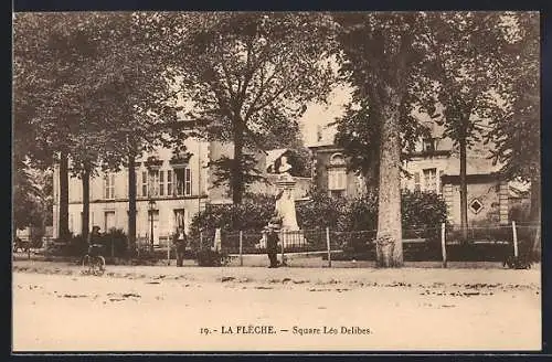 AK La Flèche, Square Léo Delibes et statue entourée d`arbres