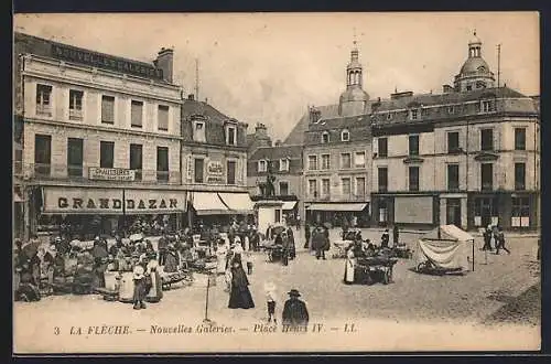 AK La Flèche, Nouvelles Galeries et marché sur la Place Henri IV