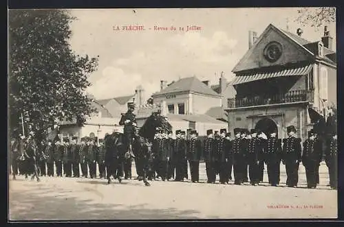 AK La Flèche, Revue du 14 juillet avec soldats en uniforme et cavalier devant bâtiments historiques