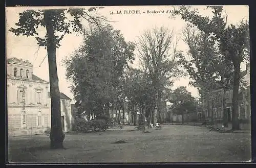 AK La Flèche, Boulevard d`Alger avec arbres et bâtiments