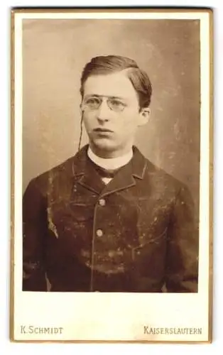 Fotografie K. Schmidt, Kaiserslautern, Blumenstrasse 9, Porträt eines jungen Mannes mit Brille