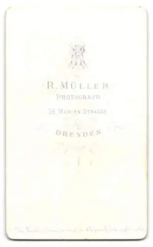 Fotografie R. Müller, Dresden, Marienstrasse 26, Porträt einer sitzenden Dame