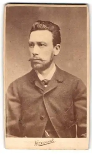 Fotografie Krziwanek, Bad Ischl, Franzensallee 10, Porträt eines Mannes mit Bart