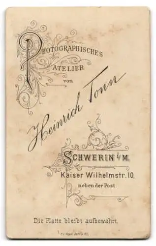 Fotografie Heinrich Tonn, Schwerin, Kaiser Wilhelmstr. 10, Portrait einer Frau mit weissem Kragen