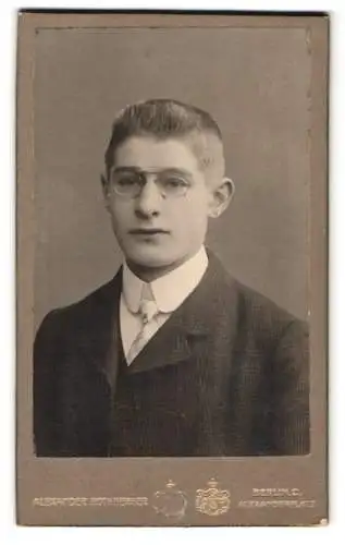 Fotografie Alexander Rothberger, Berlin, Alexanderplatz, Portrait eines jungen Mannes mit Brille