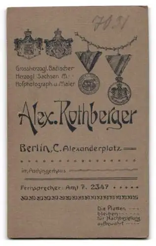 Fotografie Alexander Rothberger, Berlin, Alexanderplatz, Portrait eines jungen Mannes mit Brille