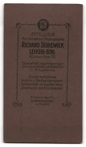 Fotografie Richard Schiewick, Leipzig-Schleussig, Könneritzstr. 90, Portrait einer Dame mit Buch