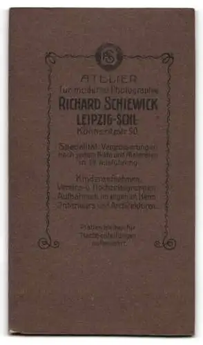 Fotografie Richard Schiewick, Leipzig-Schleussig, Könneritzstr. 90, Dame mit Buch