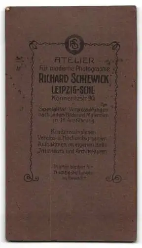 Fotografie Richard Schewick, Leipzig-Schleussig, Könneritzstr. 90, Dame mit Buch