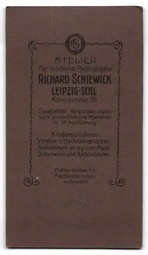 Fotografie Richard Schiewick, Leipzig-Schleussig, Könneritzstr. 90, Frau mit Buch