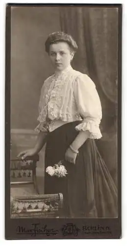 Fotografie Max Fischer, Berlin, Invalidenstrasse 164, elegante Dame mit Blumenstrauss