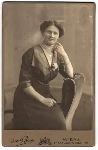 Fotografie Berthold Bing, Wien, Franz Josefs-Quai 1, Frau mit Blumenbrosche