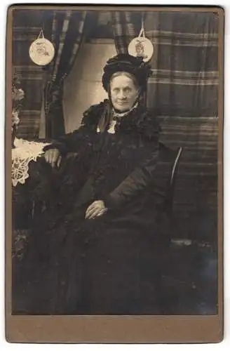 Fotografie unbekannter Fotograf und Ort, Ältere Dame in viktorianischem Gewand
