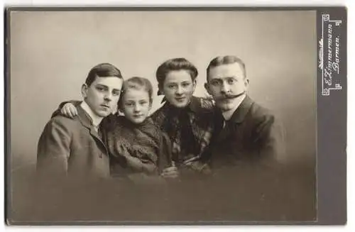 Fotografie E. Zimmermann, Barmen, Heckinghauserstr. 13, Porträt einer Familie