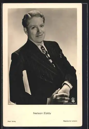 AK Nelson Eddy, Portrait im gestreiften Anzug